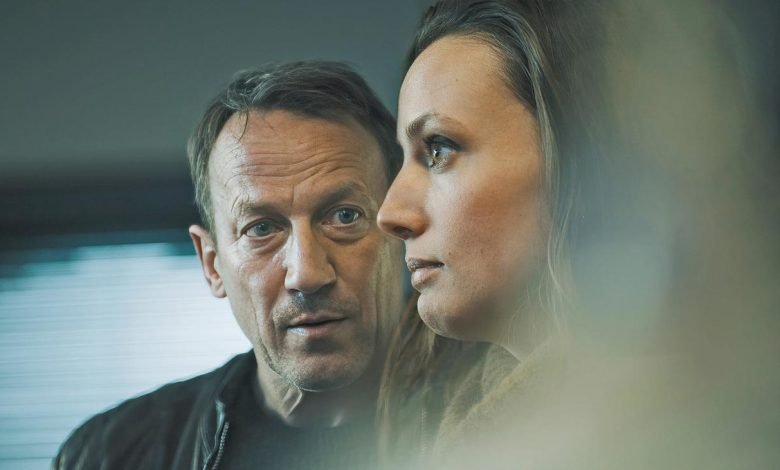 CDATA[<p> <a href="https://www.ndr.de/sport/mehr_sport/jetzt-live-wm-der-standardformationen-finale,eventlivestream-260.html"><img src="https://images.ndr.de/image/20792262-9918-4f67-be9b-6adeae848db1/AAABmtprXEY/AAABmt42H9g/16×9-big/braunschweig-396.jpg?width=1920" alt="Die Formation des Braunschweiger TSC | IMAGO / Nordphoto" /></a> <br/> <br/>Der Braunschweiger TSC tanzt vor…
Read More »Jeden vierten seiner Radiosender muss die ARD bis Ende des kommenden Jahres streichen. So sieht es der Reformstaatsvertrag vor, der…
Read More »Umsetzung ab dem kommenden JahrARD legt Plan vor: Diese Sender soll es bald nicht mehr geben In Mecklenburg-Vorpommern droht den…
Read More »Die Nationalsozialisten wollten Seweryna Szmaglewska zu einem Opfer machen. Ein Podcast erzählt, wie sich die Hauptzeugin in den Nürnberger Prozessen…
Read More »Rückkehr in die Heimat? In Mudar Alhaggis wertvollem Hörspiel „Damaskus danach“ stehen Exil-Syrer vor einer weitreichenden Entscheidung.
Read More »Der Entwurf der Bjarke Ingels Group hat den Architekturwettbewerb für die sogenannte Kühne-Oper in Hamburg gewonnen. Das teilten Vertreter des…
Read More »Vielleicht hatte sich jemand bei Netflix zu sehr von der Euphorie anstecken lassen, vielleicht auch einfach nur einem tiefen Wunsch…
Read More »Die ARD bemüht sich um konservative Zielgruppen. Aber gibt es wirklich ein Problem mit Einseitigkeit? Und sollten sich die Sender…
Read More »
![